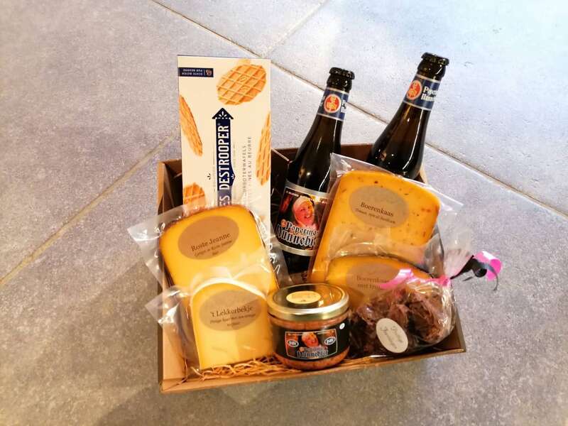 Geschenkmand met kaas, zuivel - en streekproducten