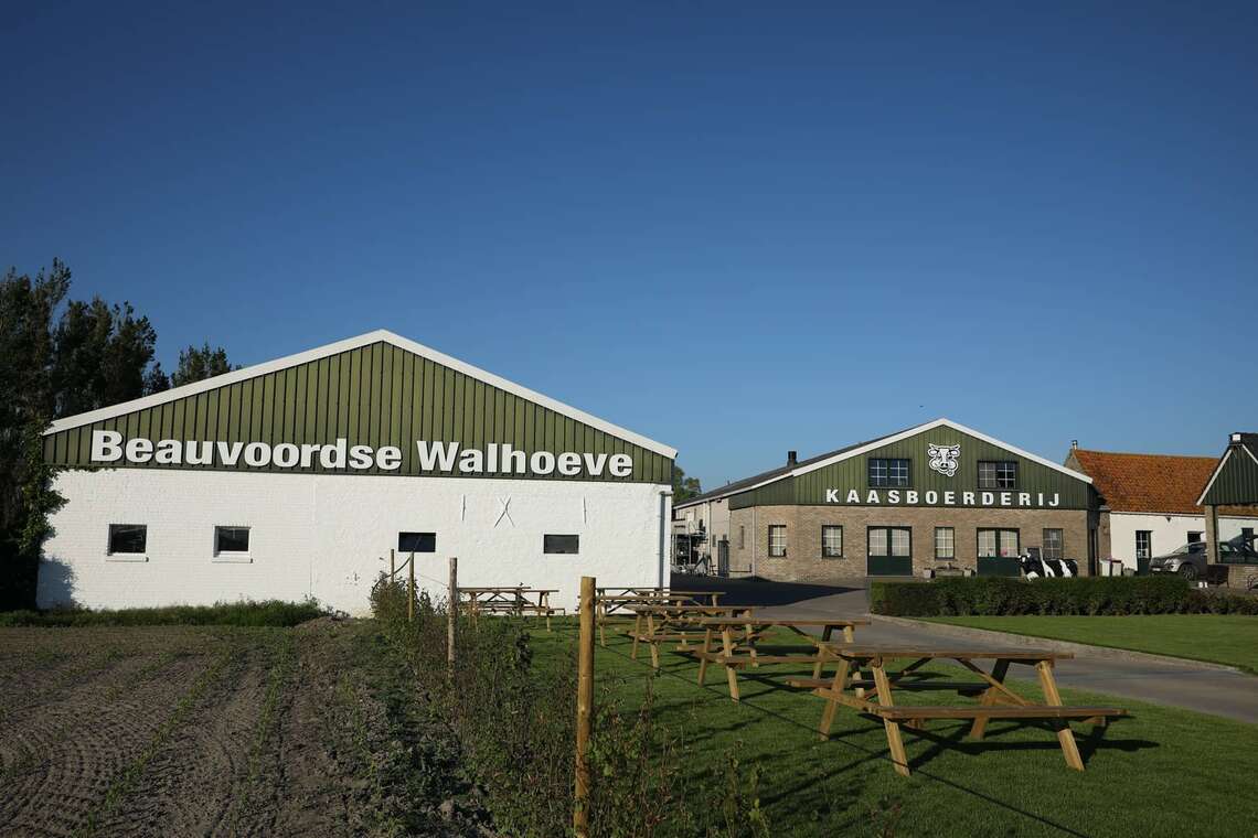 Voorgevel beauvoordse-walhoeve - Beauvoordse Walhoeve, langs de Lo-vaart - Ligging